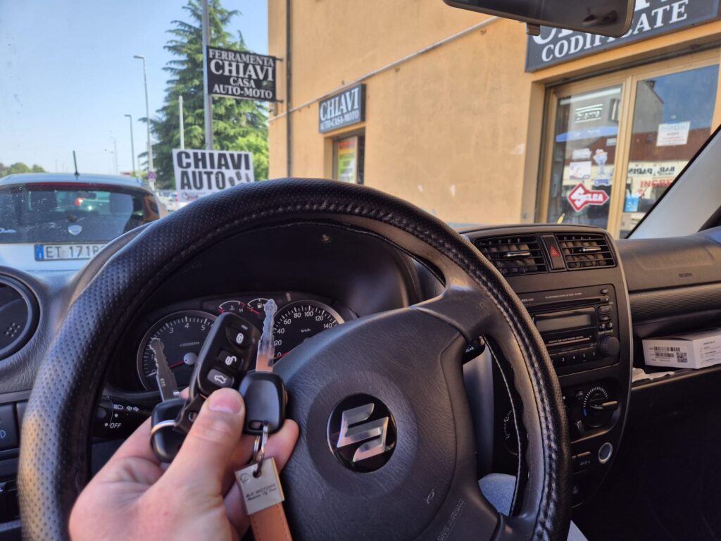 Duplicazione chiave con telecomando Suzuki Jimny