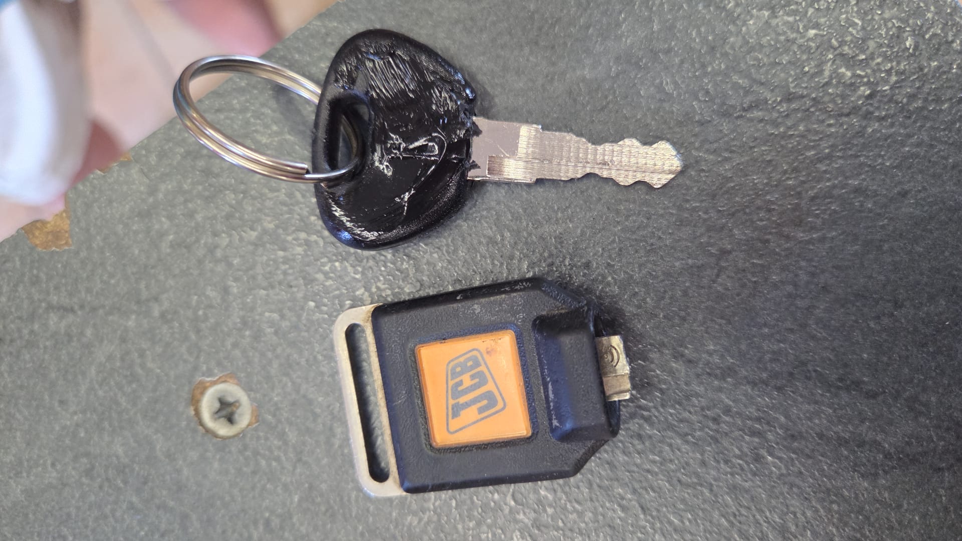duplicazione chiave escavatore JCB